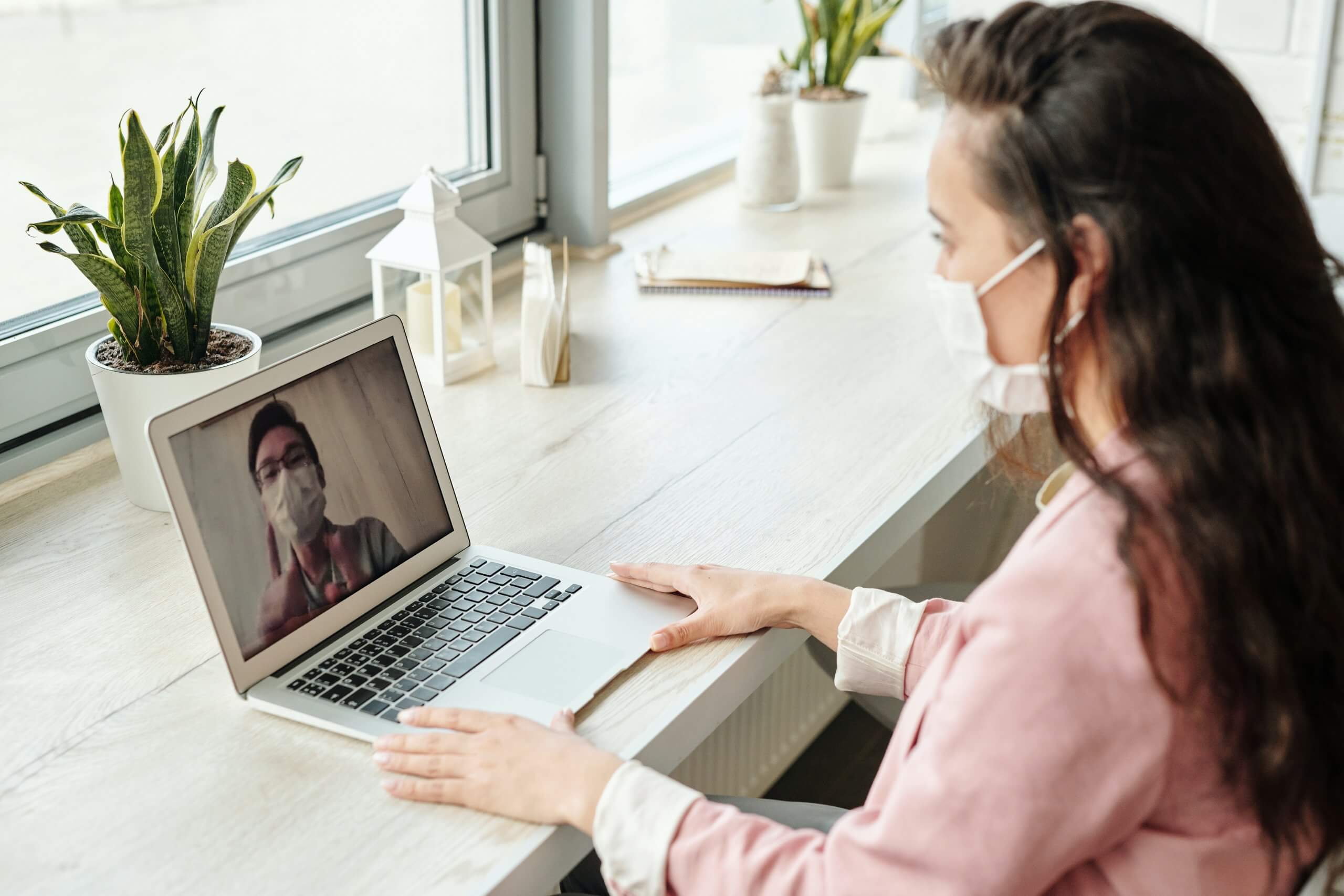 womain with mask having online therapy